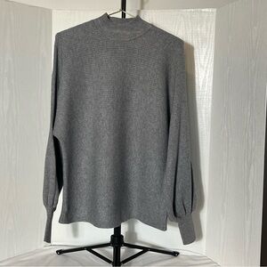 T Tahari Women's Raglan Sleeve Crew Heather Gray Sweater Medium.